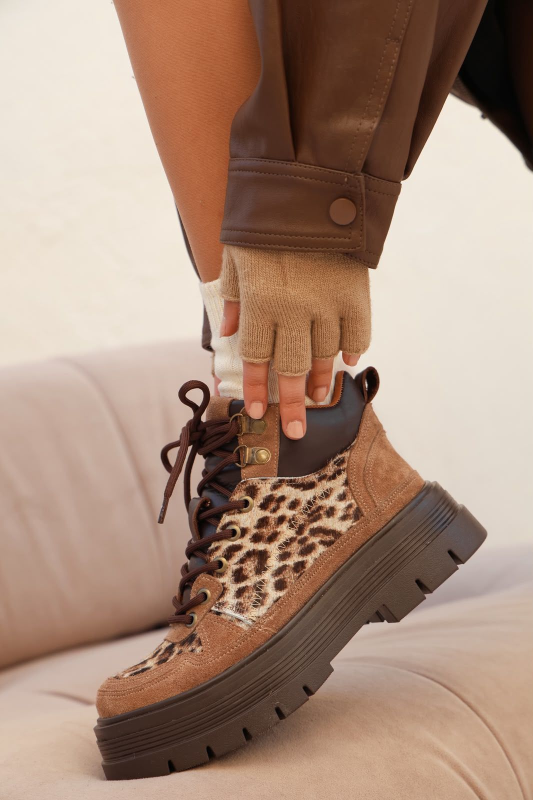 Akira – Zapatillas de Cuero Vacuno con Detalles Gamuzados