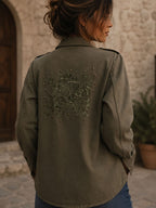 Camisa Premium Gabardina Bordada con Tachas – actitud y estilo en una prenda única