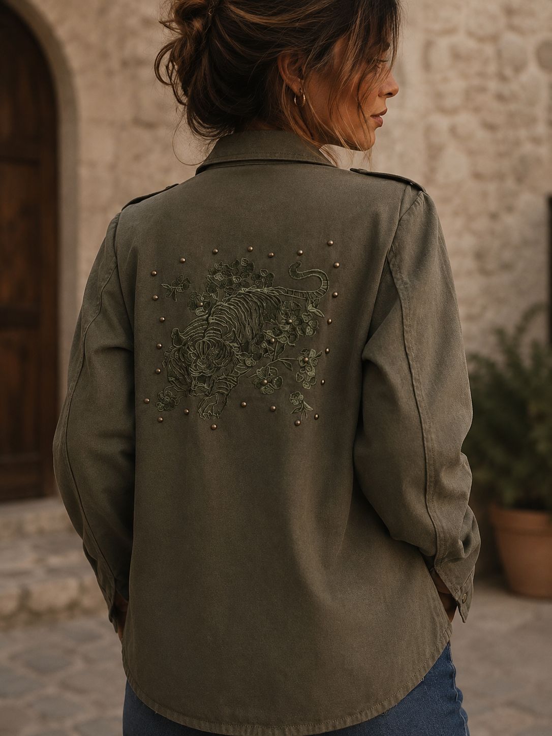 Camisa Premium Gabardina Bordada con Tachas – actitud y estilo en una prenda única
