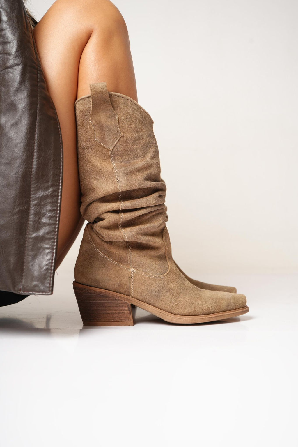 DAI – Botas Texanas en Cuero Gamuzado -  "Nala Shoes"