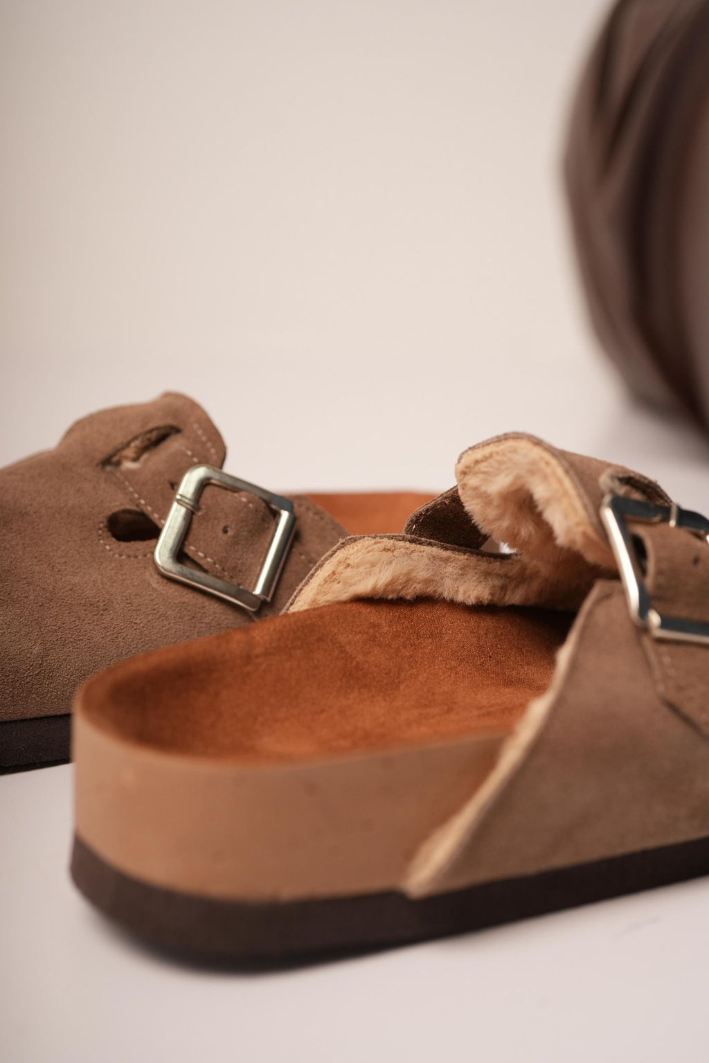 Marbella Sueco en Cuero gamuzado con Peludito - "Nala Shoes"