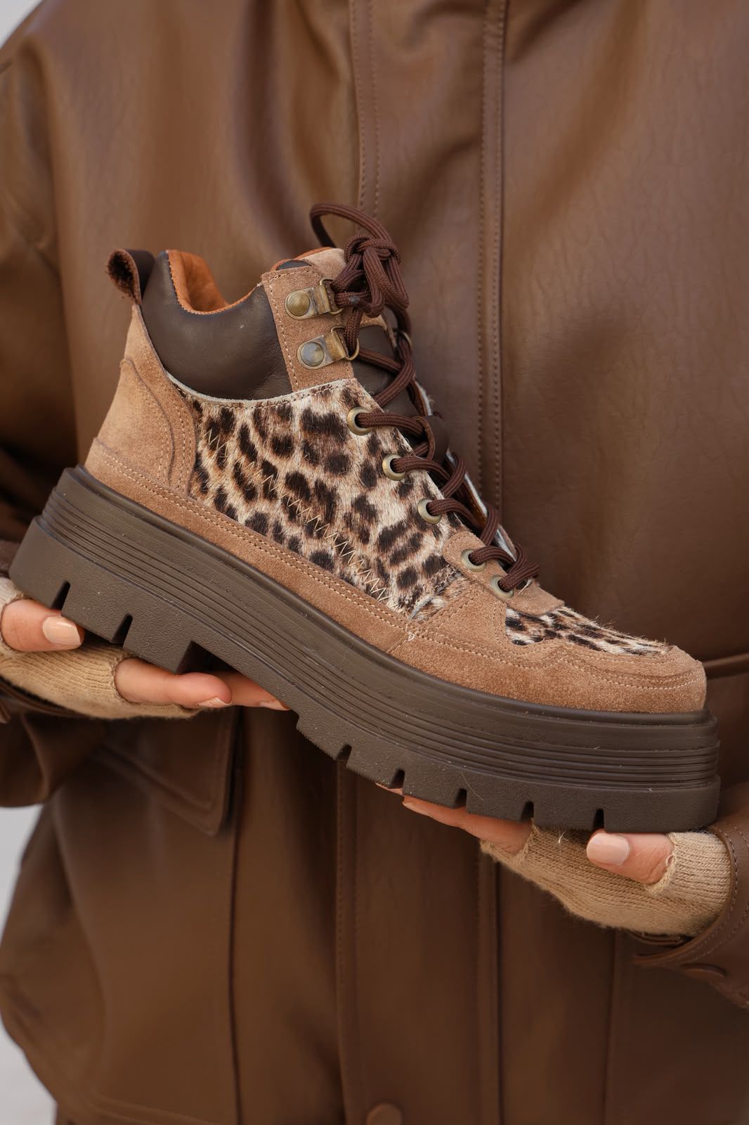 Akira – Zapatillas de Cuero Vacuno con Detalles Gamuzados