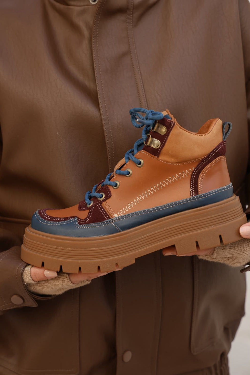 Akira – Zapatillas de Cuero Vacuno con Detalles Gamuzados