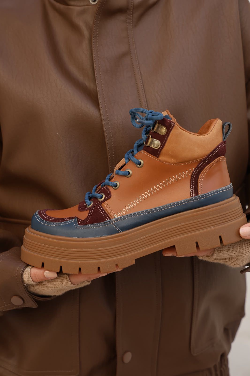 Akira – Zapatillas de Cuero Vacuno con Detalles Gamuzados