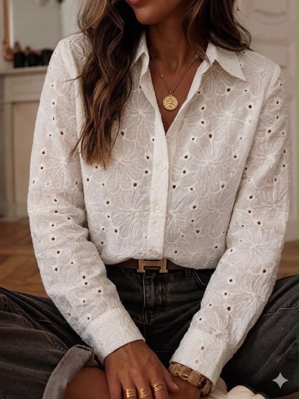 Camisa Premium "Carola" – Flores bordadas en relieve con elegancia atemporal