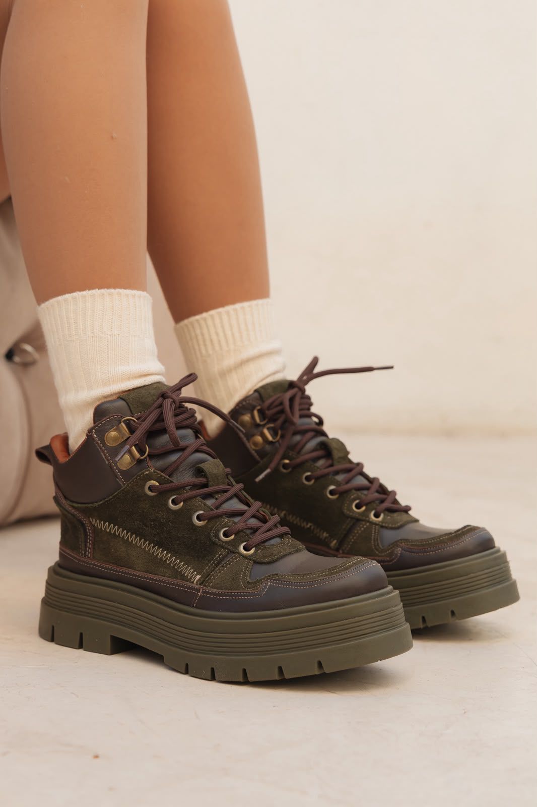 Akira – Zapatillas de Cuero Vacuno con Detalles Gamuzados
