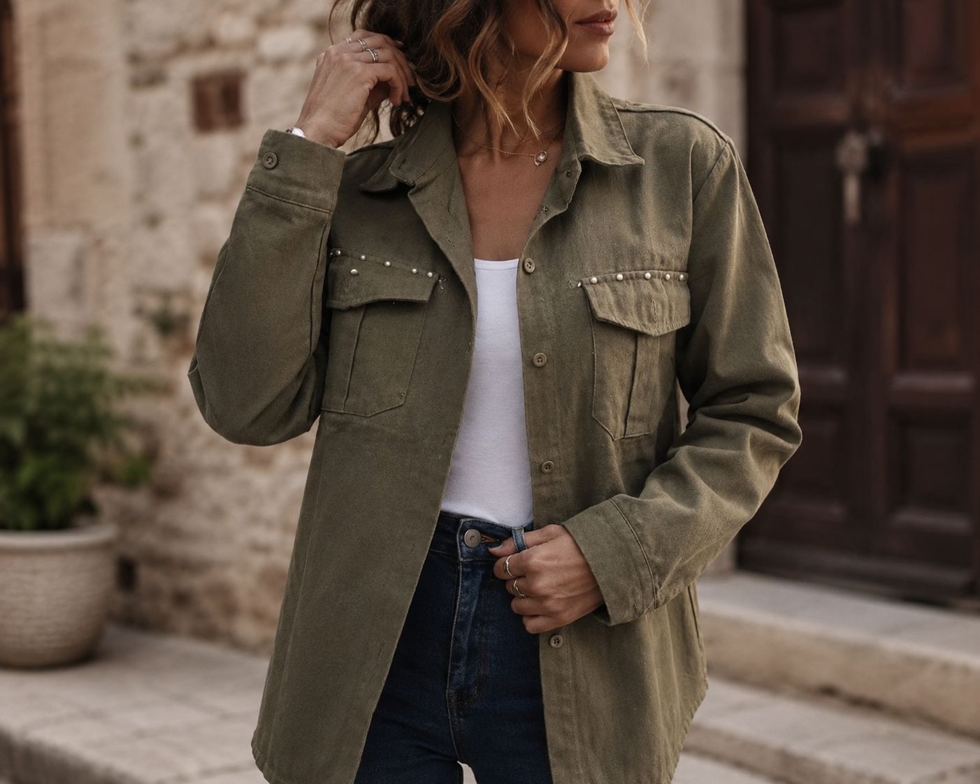 Camisa Premium Gabardina Bordada con Tachas – actitud y estilo en una prenda única