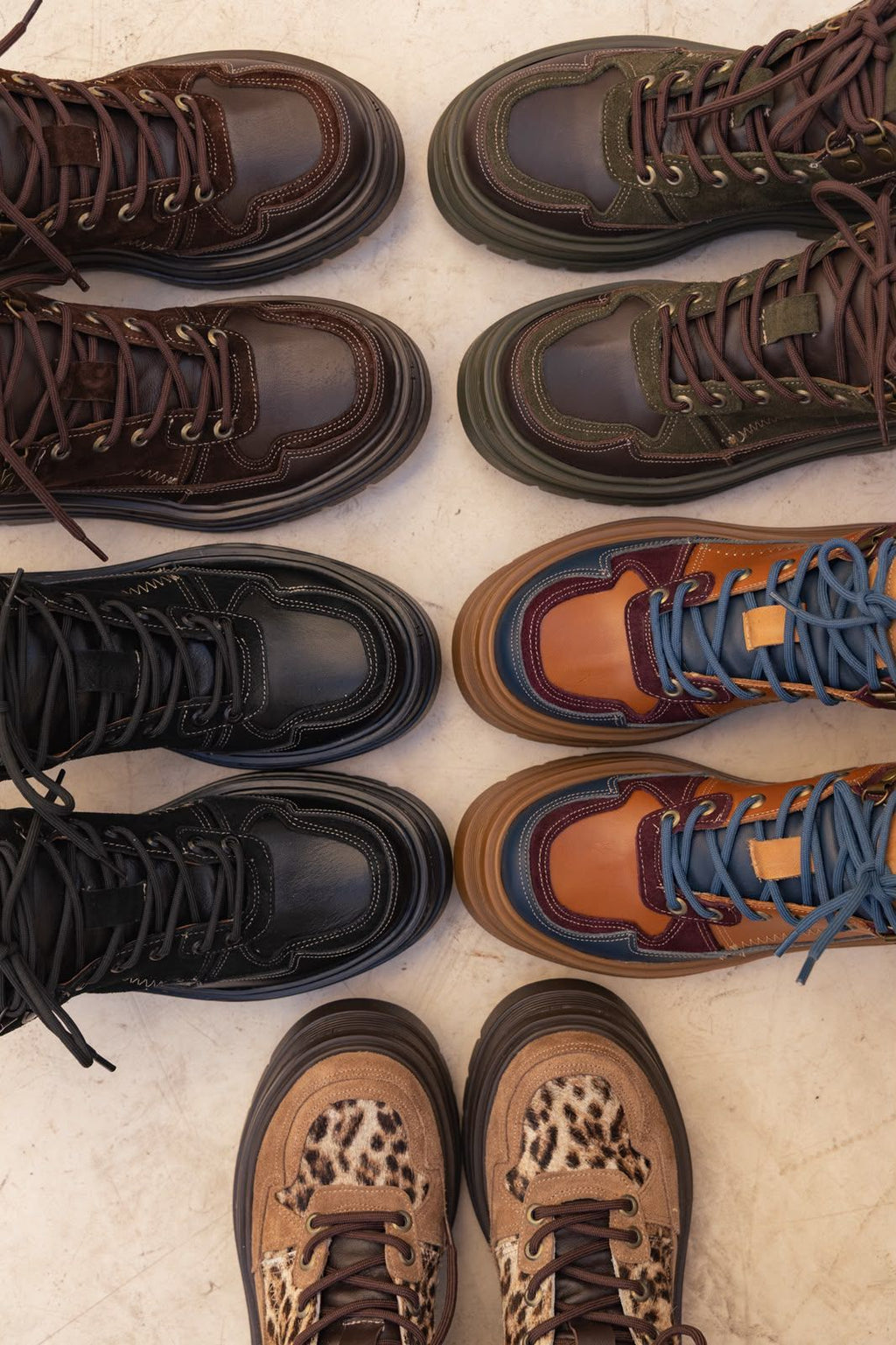 Akira – Zapatillas de Cuero Vacuno con Detalles Gamuzados