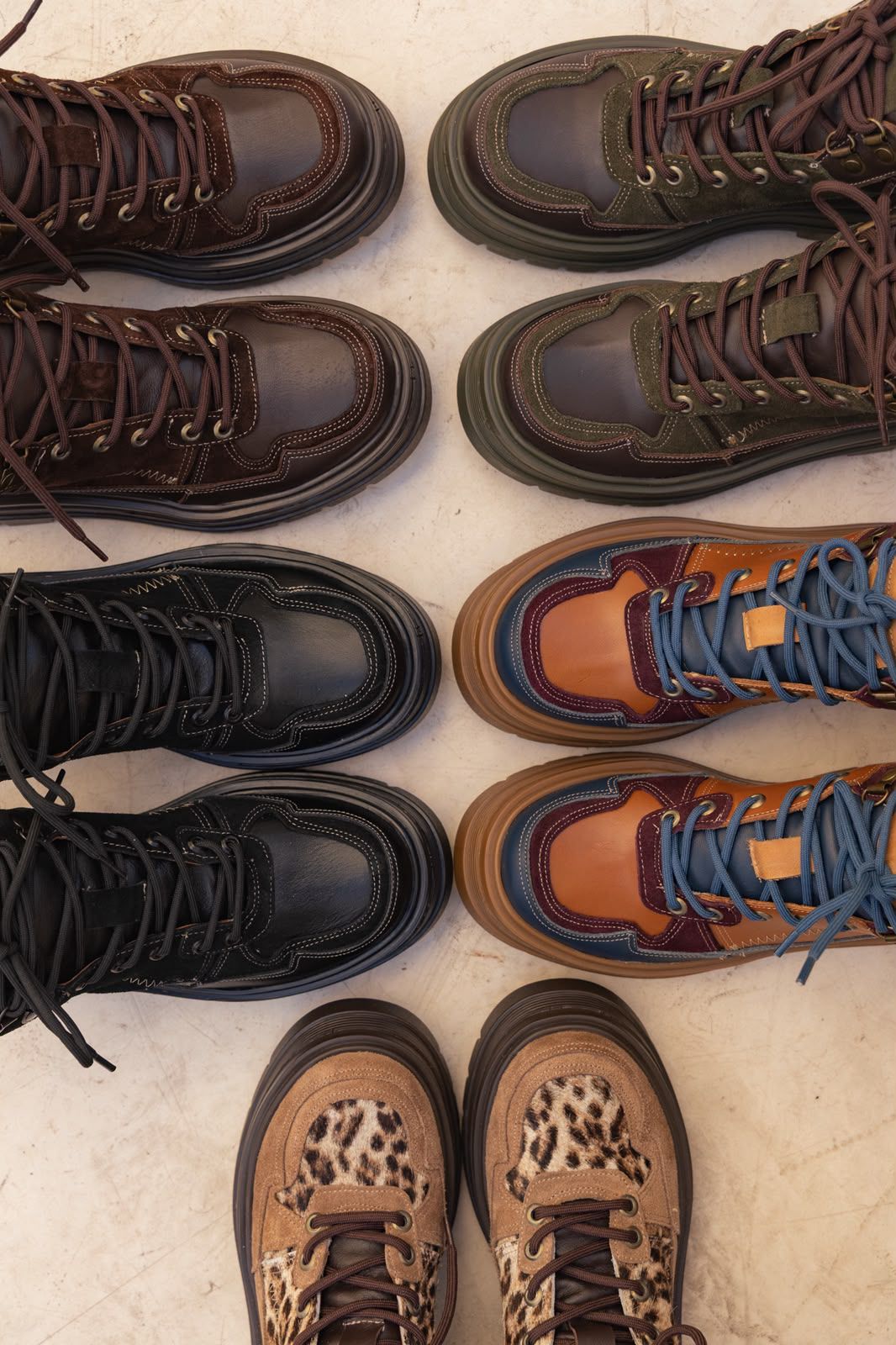 Akira – Zapatillas de Cuero Vacuno con Detalles Gamuzados