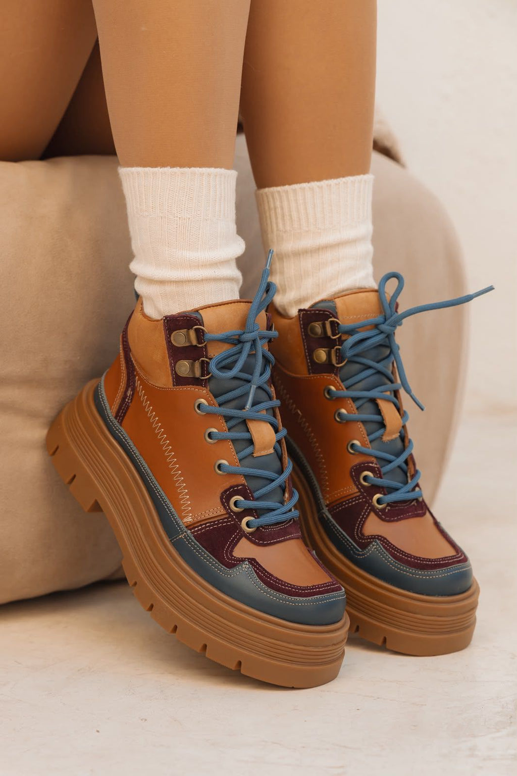 Akira – Zapatillas de Cuero Vacuno con Detalles Gamuzados