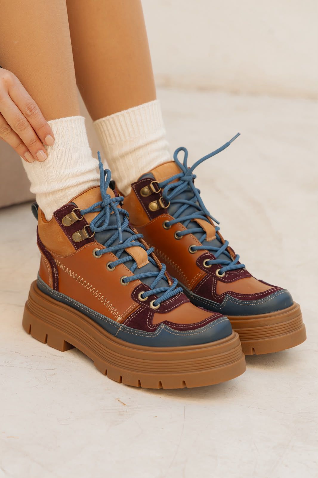 Akira – Zapatillas de Cuero Vacuno con Detalles Gamuzados