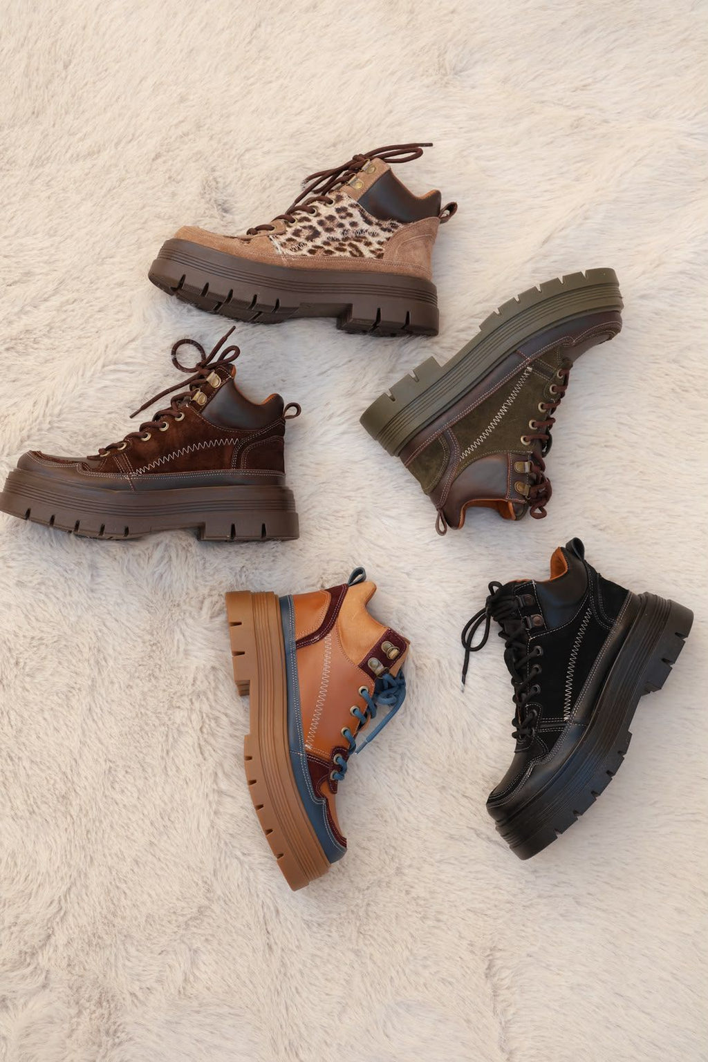 Akira – Zapatillas de Cuero Vacuno con Detalles Gamuzados