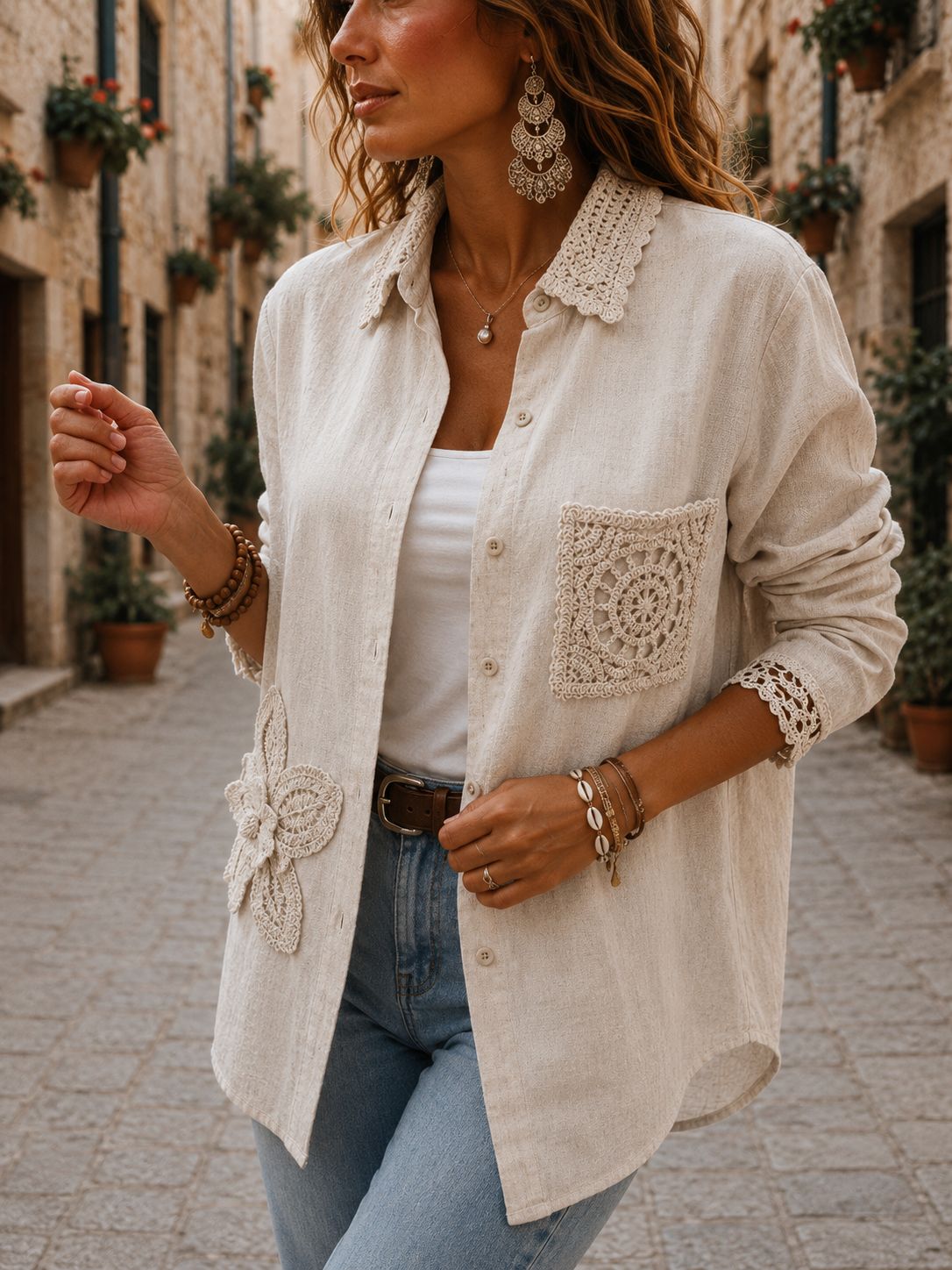 Camisa Premium "Cher" – lino con bolsillo y aplicación floral crochet