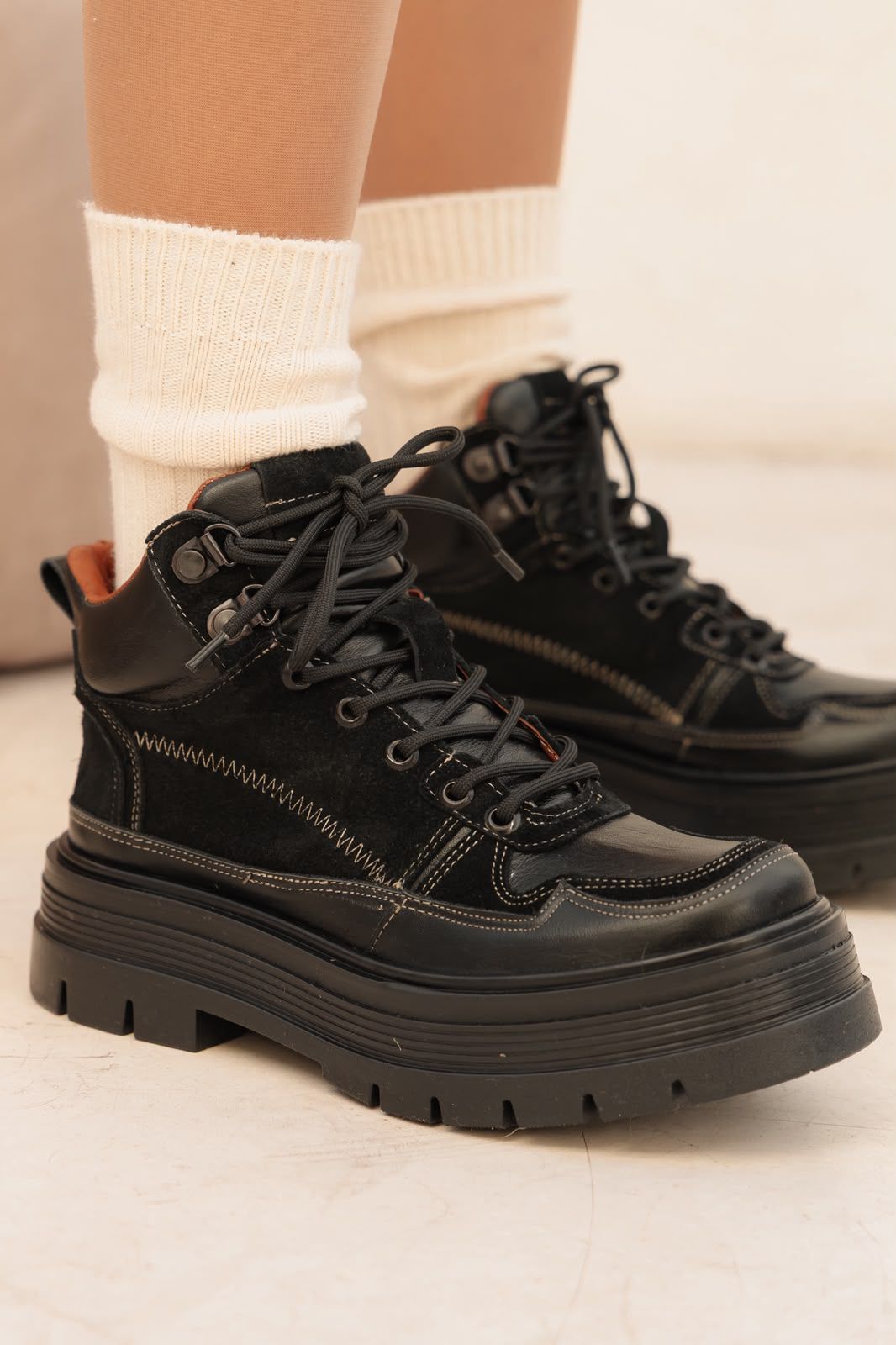 Akira – Zapatillas de Cuero Vacuno con Detalles Gamuzados