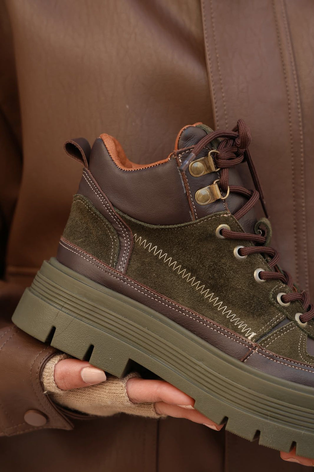 Akira – Zapatillas de Cuero Vacuno con Detalles Gamuzados