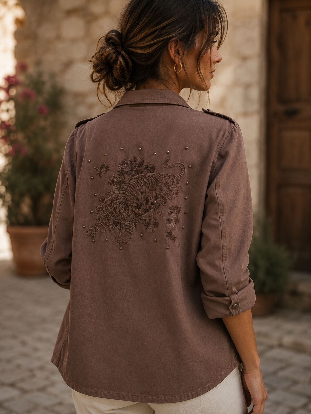 Camisa Premium Gabardina Bordada con Tachas – actitud y estilo en una prenda única