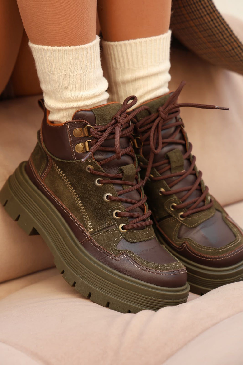 Akira – Zapatillas de Cuero Vacuno con Detalles Gamuzados
