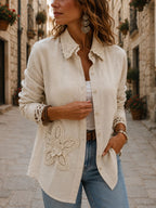 Camisa Premium "Cher" – lino con bolsillo y aplicación floral crochet
