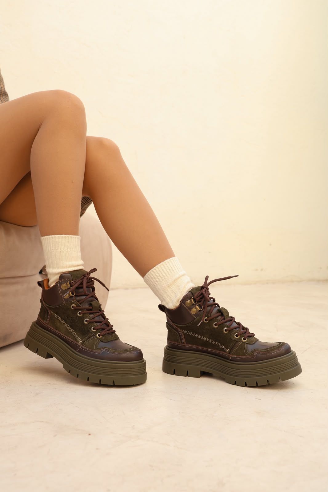 Akira – Zapatillas de Cuero Vacuno con Detalles Gamuzados