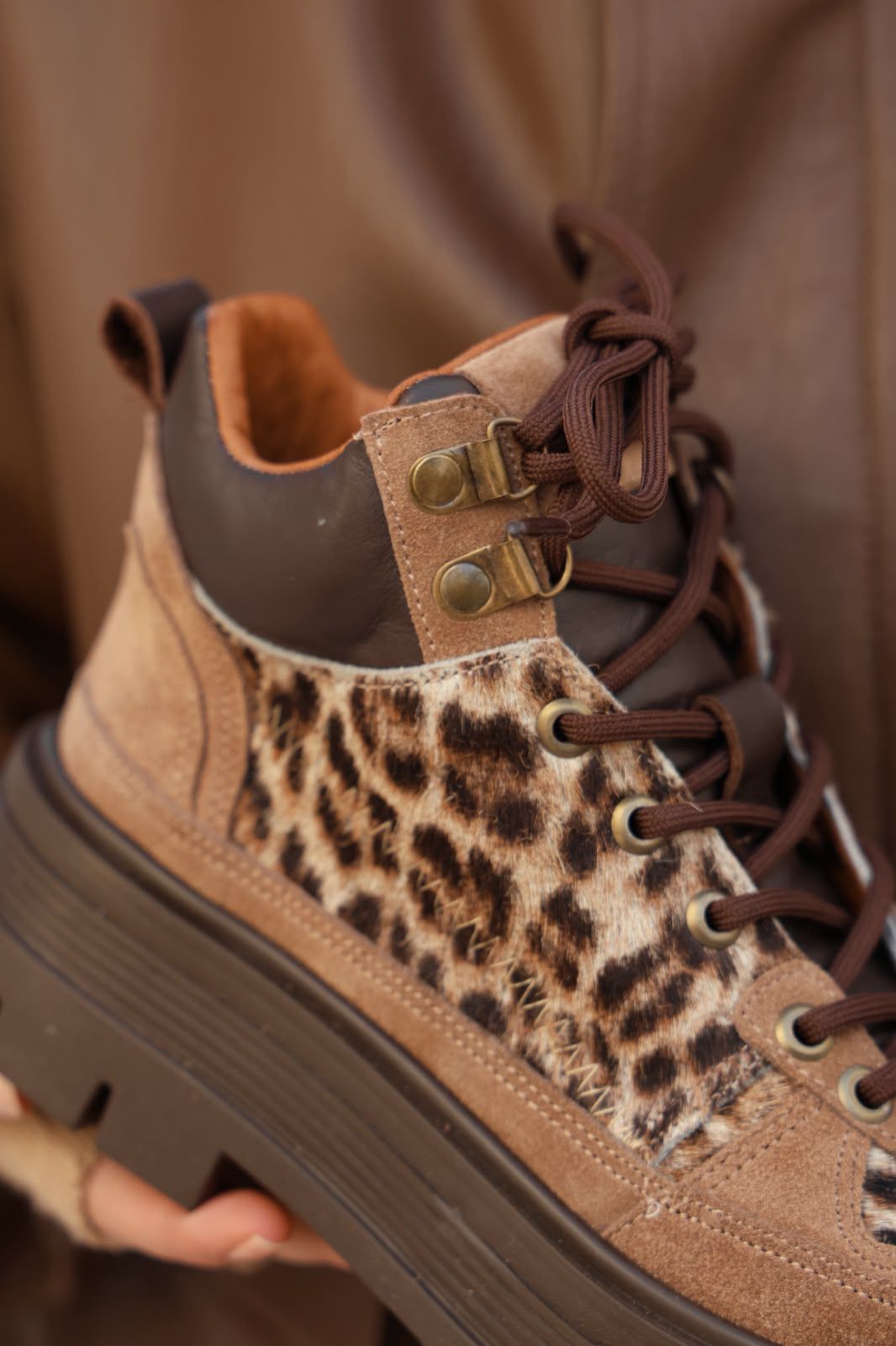 Akira – Zapatillas de Cuero Vacuno con Detalles Gamuzados