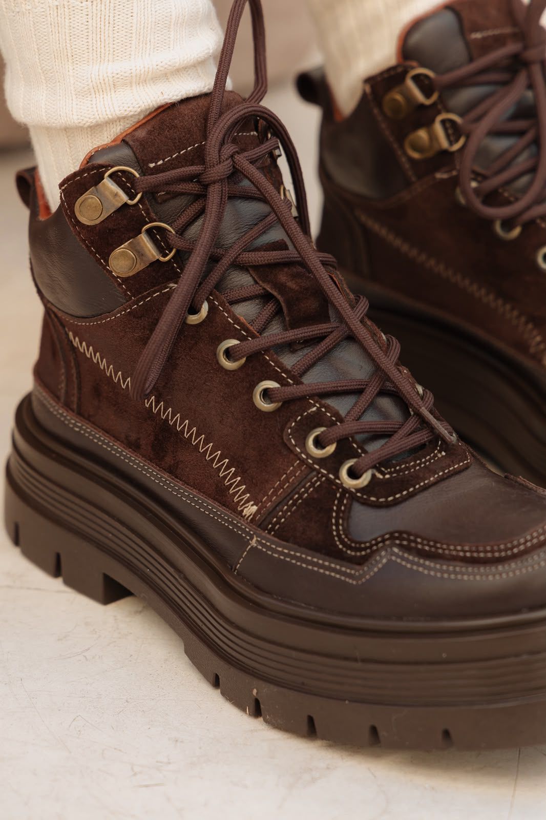 Akira – Zapatillas de Cuero Vacuno con Detalles Gamuzados
