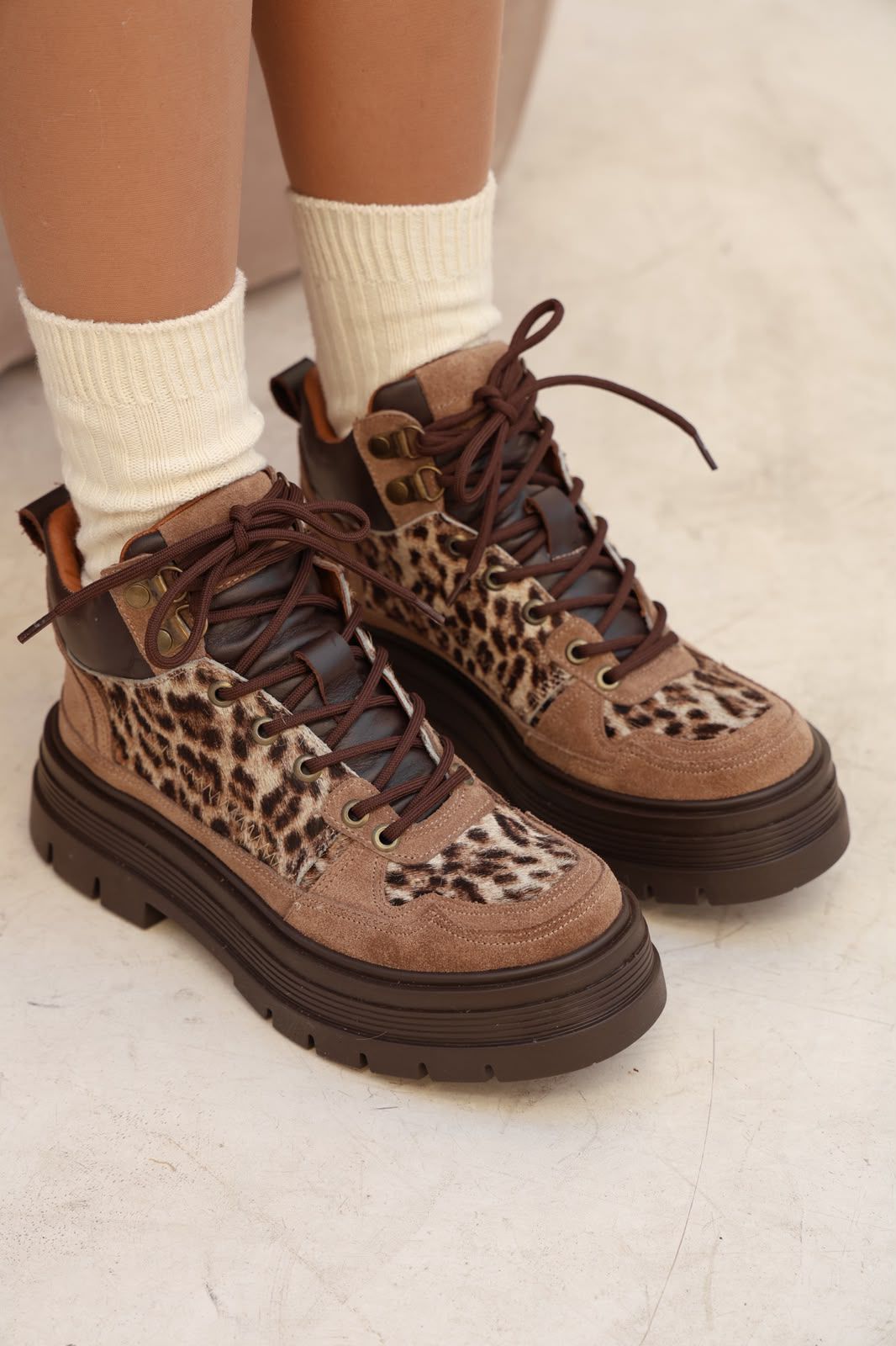 Akira – Zapatillas de Cuero Vacuno con Detalles Gamuzados