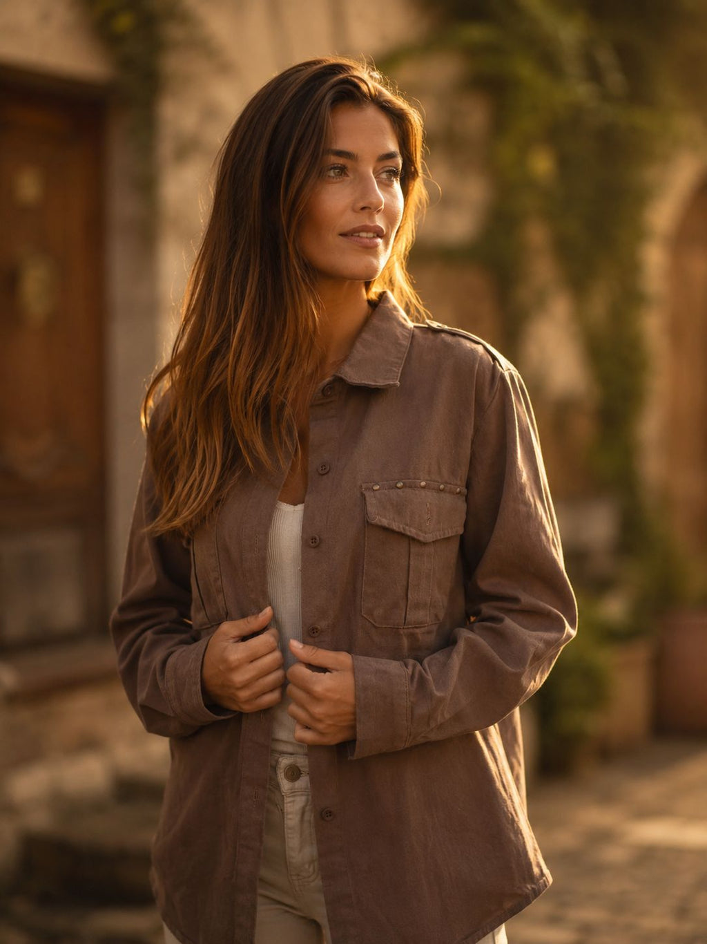 Camisa Premium Gabardina Bordada con Tachas – actitud y estilo en una prenda única