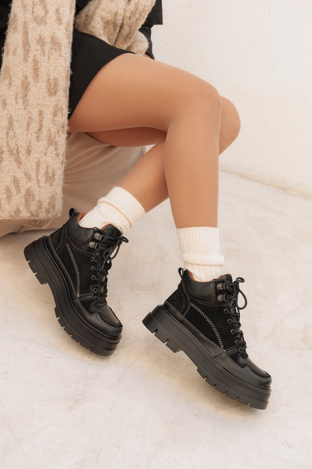Akira – Zapatillas de Cuero Vacuno con Detalles Gamuzados