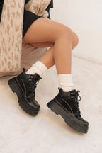 Akira – Zapatillas de Cuero Vacuno con Detalles Gamuzados