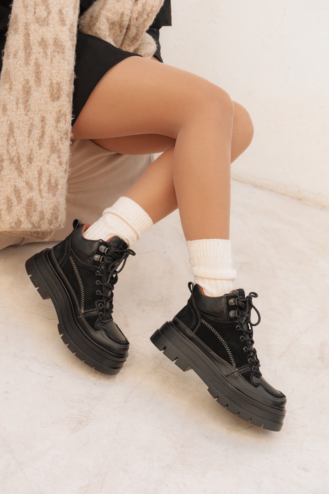 Akira – Zapatillas de Cuero Vacuno con Detalles Gamuzados